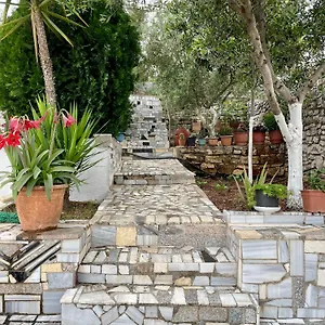Flora's Place Sarandë